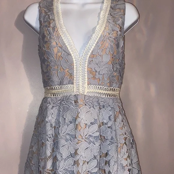 Mimi & Bow floral lace dress - Picture 2 of 6